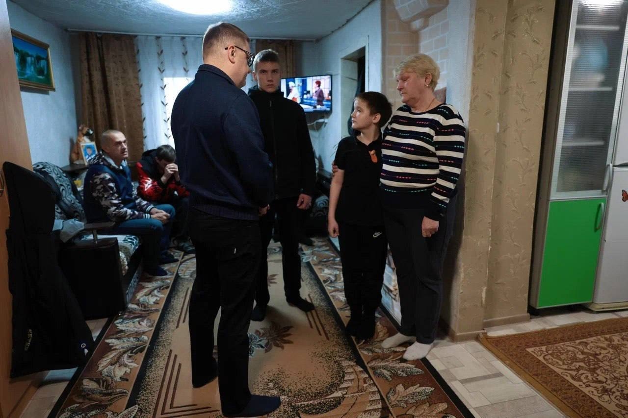 Губернатор Алексей Текслер с матерью и сыновьями убитой Елены Манжосовой
