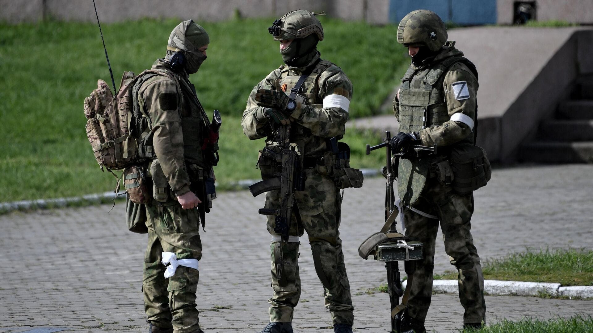 Генштаб ВСУ: Росгвардия расстреляла шесть российских военных, которые хотели сдаться в плен
