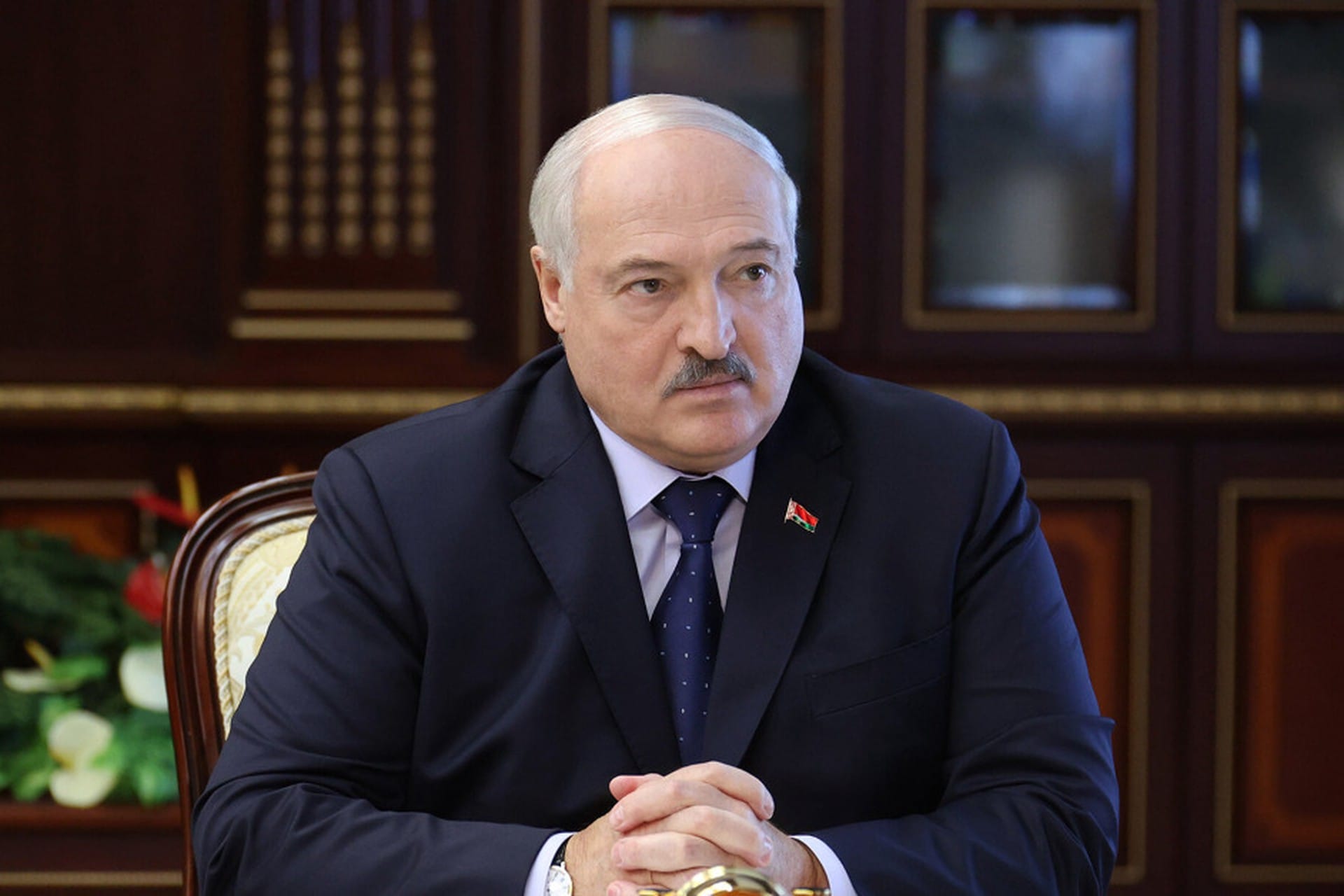 Лукашенко заявил, что готов подумать о помиловании Колесниковой, но родным она «неинтересна». Ранее отец говорил, что его к ней не пускают