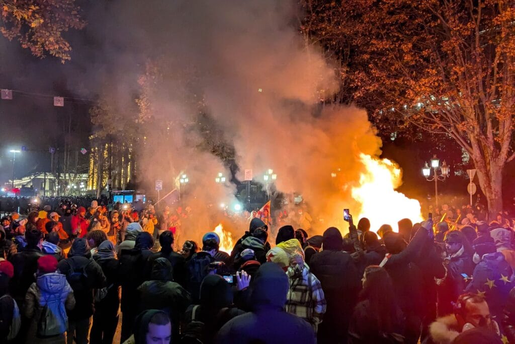 Полиция разогнала митинг в Тбилиси, задержаны более 40 человек. Накануне премьер заявил, что Грузия приостанавливает заявку на членство в ЕС