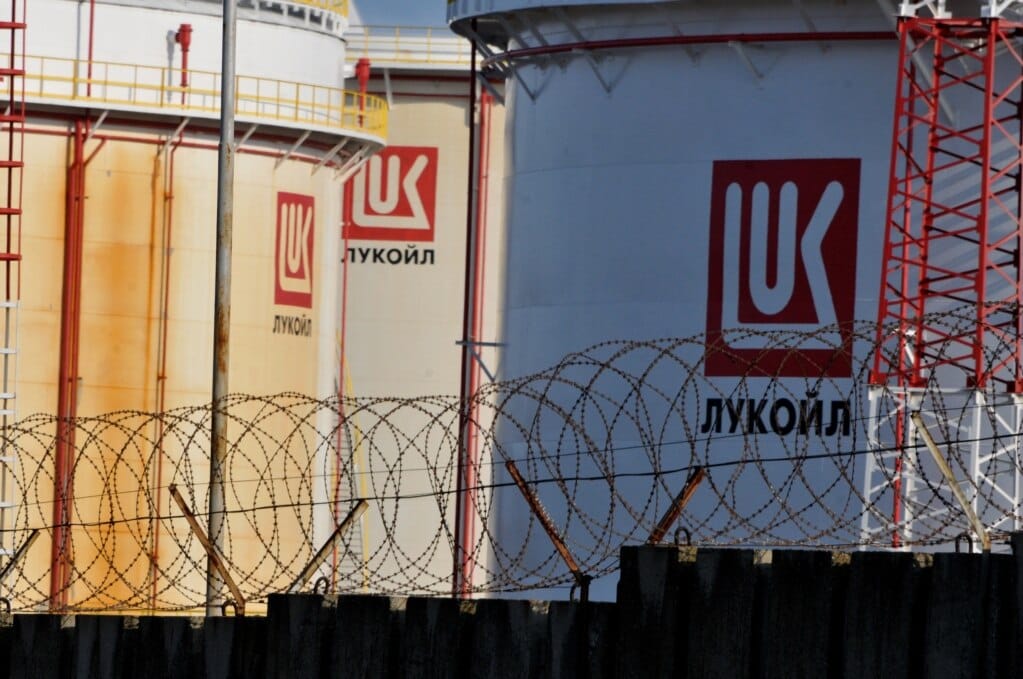 «Лукойл» попросил отсрочку для завершения операций со своими зарубежными активами после введения санкций — Reuters